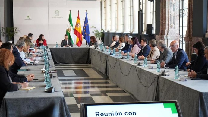 Reunión de Cermi con el presidente de la Junta de Andalucía, Juanma Moreno.