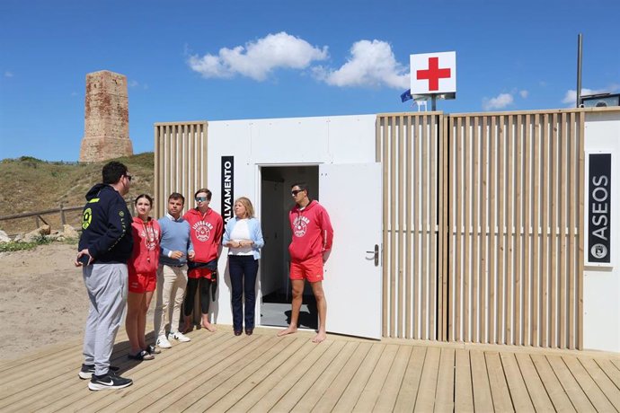 La alcaldesa de Marbella informa sobre la renovación de los módulos de salvamento y socorrismo del litoral