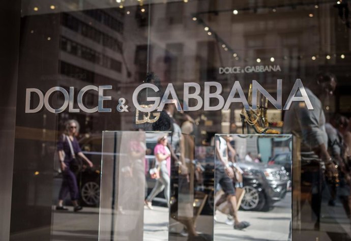 Archivo - FILED - 16 September 2023, US, New York: The logo of Dolce & Gabbana ,taken in Manhattan. Photo: Michael Kappeler/dpa