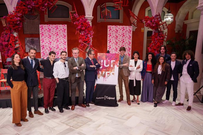 El presidente de la Fundación Cajasol, Antonio Pulido (6i); el cantante, Manuel Lombo (7d); la bailaora, Manuela Vargas (6d) y el autor del cartel de los 'Jueves Flamencos', Juan Miguel Martín (5i), en una foto de familia.