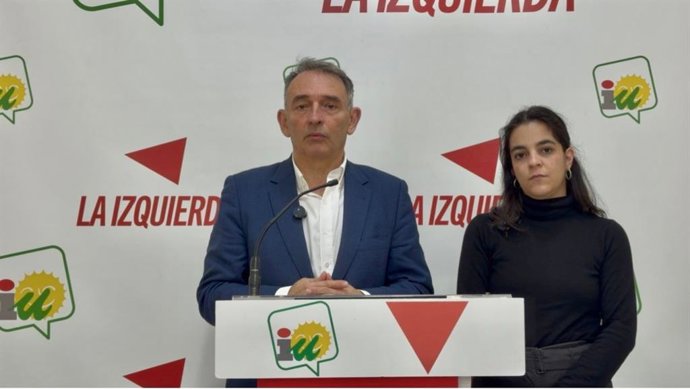 Enrique Santiado y Raquel Arranz, en la sede provincial de IU en Córdoba.