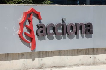Archivo - Cartel de la empresa Acciona 