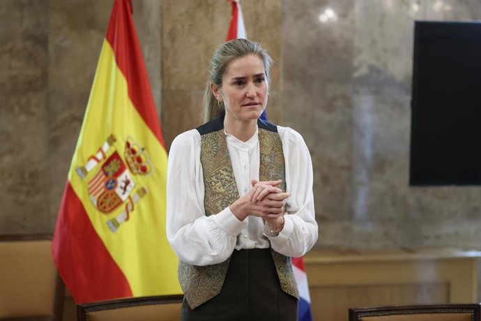 La vicepresidenta y ministra para la Transición Ecológica y el Reto Demográfico, Sara Aagesen, durante una reunión con el economista y académico británico, Nicholas Stern, en la sede del Ministerio, a 10 de abril de 2026, en Madrid (España). En el encuent