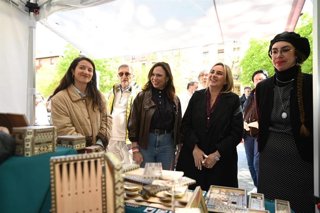 La consejera de Fomento, Articulación del Territorio y Vivienda, Rocío Díaz, ha visitado la VIII Feria de Oficios Artesanos de Granada junto a la alcaldesa de la ciudad, Marifrán Carazo, y el delegado de la Junta en la provincia, Antonio Granados.