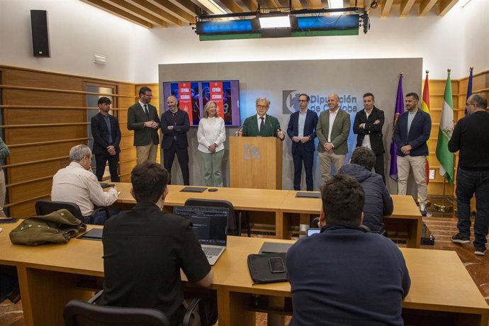 Salvador Fuentes interviene, durante la presentación de los encuentros amistosos que disputarán las selecciones Sub 17 de España y Ucrania.