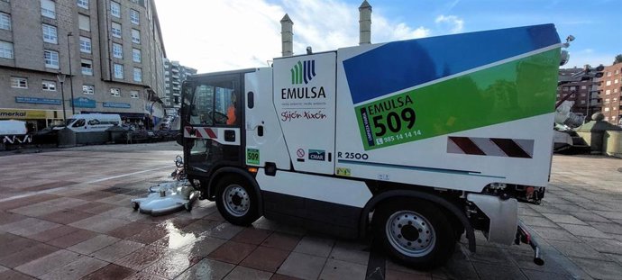 Archivo - Vehículo de Emulsa Gijón.