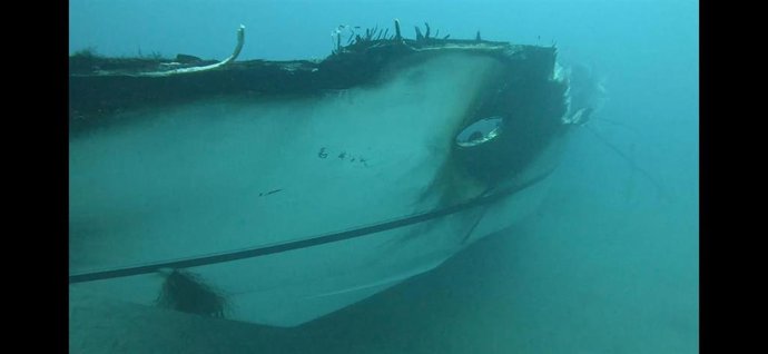 Comienzan los trabajos de reflotación del yate incendiado en Eivissa, que pueden concluir a finales de semana