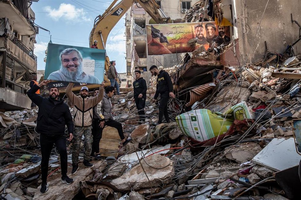 Seguidores de Hezbolá sostienen una fotografía del difunto líder, Hasán Nasrala, en el sur de Beirut