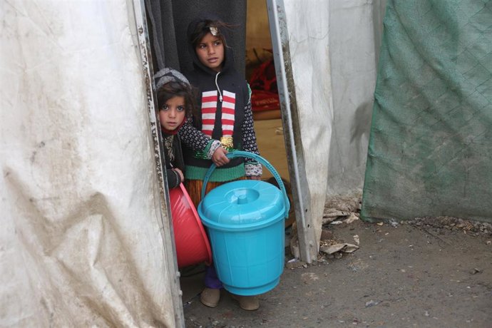 Archivo - Imagen de archivo de varios niños afganos refugiados.