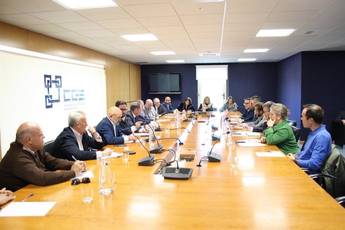 La Plataforma por las Infraestructuras de la Costa Tropical de Granada ha constituido este lunes la Mesa del Agua para el impulso definitivo a las canalizaciones del sistema Béznar-Rules con el compromiso de administraciones y tejido productivo.