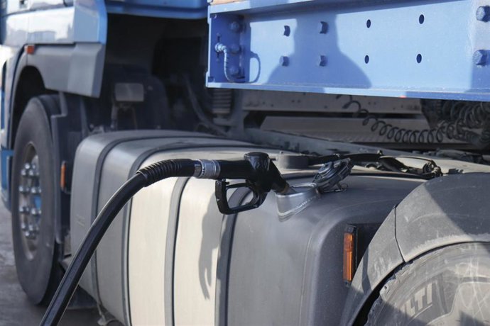 Archivo - Una persona reposta gasolina en su camión en una gasolinera en Albacete