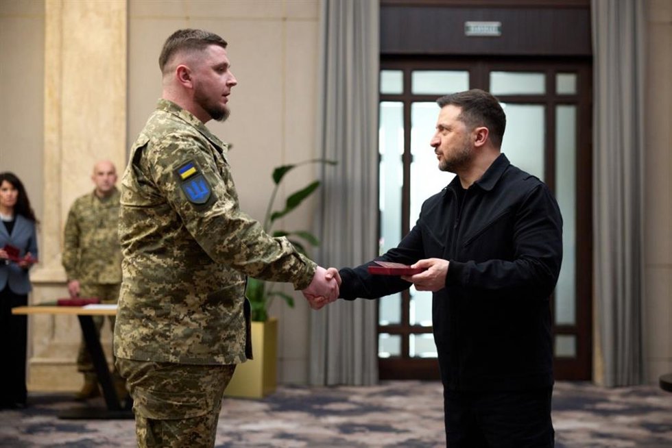 Volodimir Zelenski, presidente de Ucrania, condecorando a un militar ucraniano.