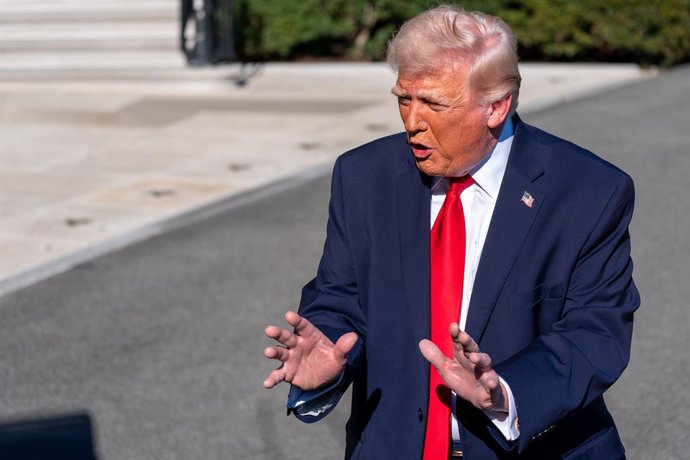 11 de abril de 2026, Washington, Estados Unidos: O presidente Donald Trump fala com a imprensa antes de partir no Marine One do Jardim Sul da Casa Branca.