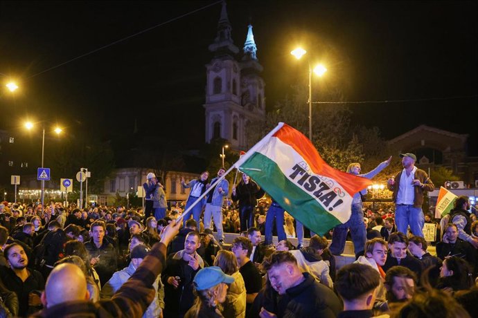 Partidarios de Tisza celebran la victoria de Péter Magyar en las elecciones parlamentarias en Hungría