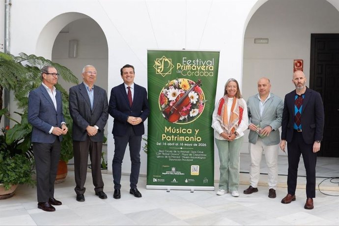 Bellido (3º izda.), junto a Moreno Calderón y el resto de autoridades, en la presentación del III Festival de Primavera de Córdoba.