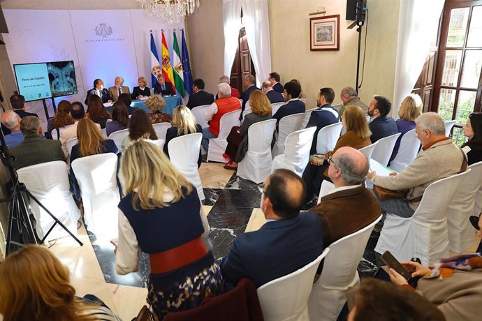 La alcaldesa de Jerez presidiendo la Mesa del Turismo de la ciudad.