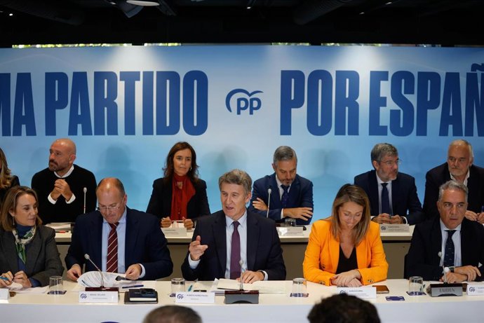 Archivo - (I-D) La vicesecretaria de regeneración institucional del Partido Popular, Cuca Gamarra, el secretario general del PP, Miguel Tellado; el presidente del Partido Popular, Alberto Núñez Feijóo, la  vicesecretaria de Coordinación Sectorial del PP, 