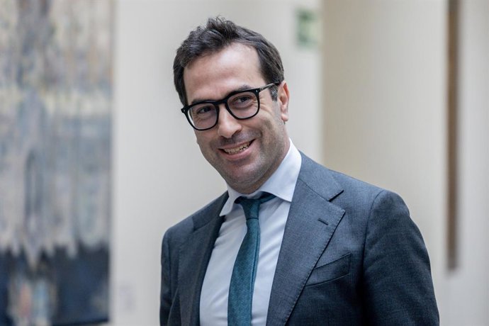 El vicepresidente primero y ministro de Economía, Comercio y Empresa, Carlos Cuerpo, a su llegada a una sesión de control al Gobierno, en el Senado, a 7 de abril de 2026, en Madrid (España). Cuerpo se estrena hoy como vicepresidente en la sesión de contro