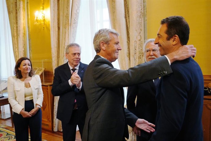 Archivo - El presidente de la Xunta, Alfonso Rueda, abraza al exconselleiro do Mar, Alfonso Villares, en el acto de posesión de la nueva conselleira. Foto de archivo.