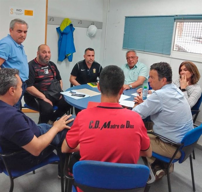 Reunión del Ayuntamiento de Sevilla con responsables del CD Alcosa.