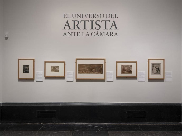 La muestra reúne retratos individuales y de grupo, vistas de los estudios de artistas, así como imágenes que documentan distintas fases del proceso creativo, ofreciendo un mapa visual del artista en su taller, o en escenarios alternativos de creación.
