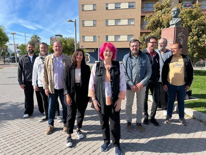 La número uno y candidata por Córdoba de Adelante Andalucía a las elecciones autonómicas del 17 de mayo, Mariví Serrano, junto al resto de candidatos de la confluencia en la provincia cordobesa.