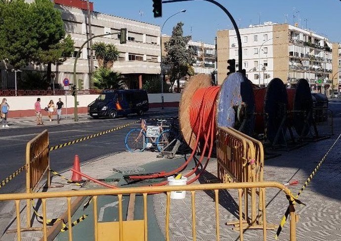 Trabajos de refuerzo de la red de media tensión en Los Remedios.