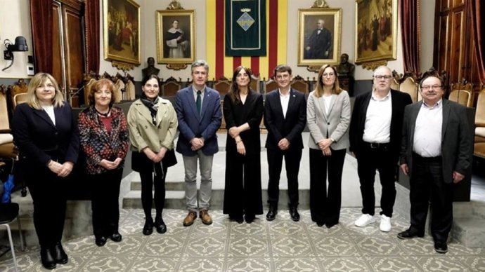 La consellera Núria Montserrat, en el centro, durante el acto de firma del convenio este lunes