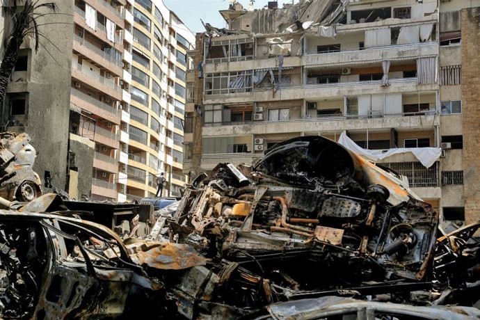 Restos y escombros tras un ataque masivo de Israel en Beirut, Líbano