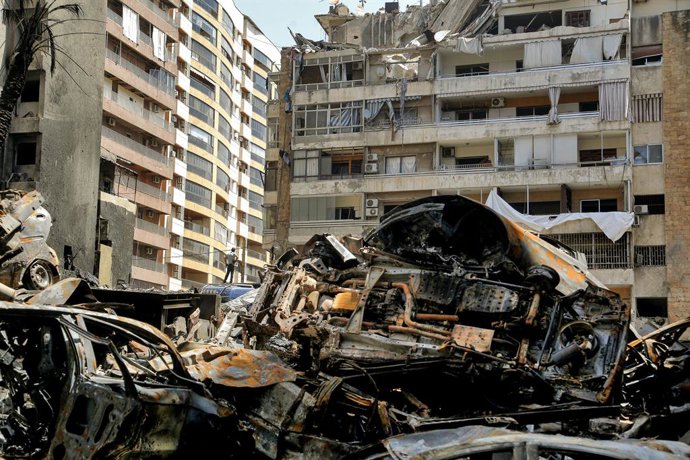 13 de abril de 2026, Beirute, Líbano: Um civil libanês fica preso em meio à destruição causada por um ataque aéreo israelense em grande escala em Beirute, em 8 de abril. O Líbano comemora o 51º aniversário da guerra civil, enquanto o país é arrastado de v