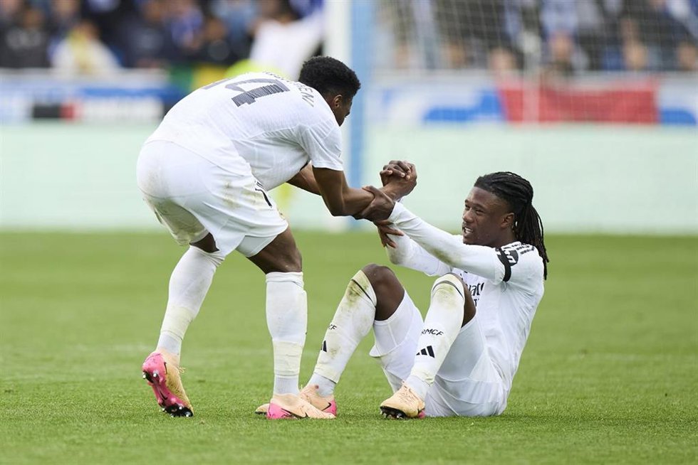 Archivo - El centrocampista Aurélien Tchouaméni ayuda a levantarse a su compañeros en el Real Madrid Eduardo Camavinga, ante el Deportivo Alavés en LaLiga EA Sports 2025-26.