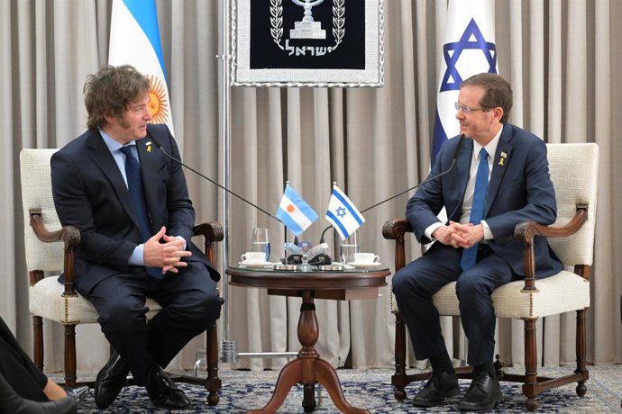 Archivo - Arquivo - FOTO - 6 de fevereiro de 2024, ---, Tel Aviv: O presidente argentino Javier Milei (à esquerda) se reúne com o presidente israelense Isaac Herzog. Foto: -/Presidência Argentina/dpa - ATENÇÃO: Apenas para uso editorial e somente com a me