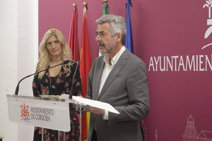 Torrico da cuenta, junto a Morales, de los acuerdos adoptados por la junta de gobierno local.