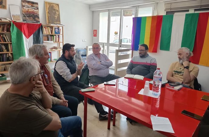 El coordinador provincial de IU, Jorge Rodríguez, con representantes sindicales en el puerto de Barbate.