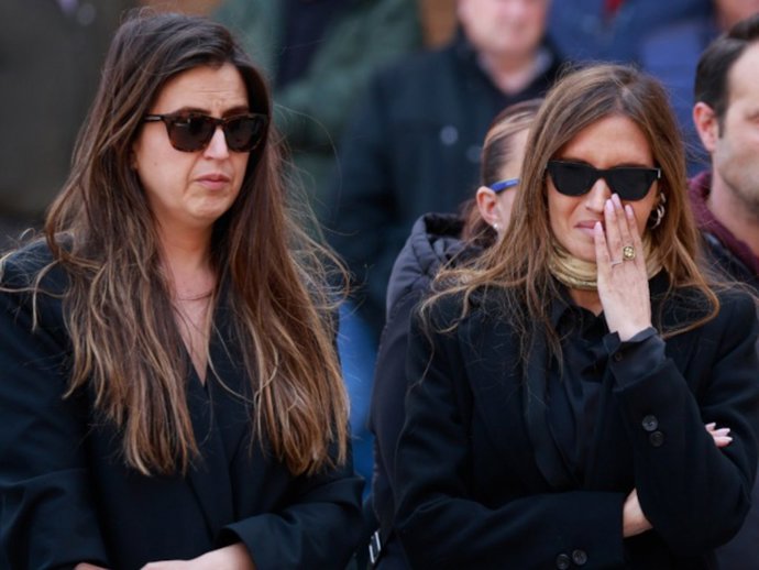 Irene Carbonero y Sara Carbonero, acompañados de sus familiares, de camino a la iglesia en el último adiós a su madre, a 13 de abril de 2026, en Corral de Almaguer
