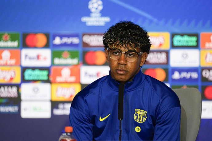 Lamine Yamal participa de sua coletiva de imprensa durante o dia de treinos do FC Barcelona, antes da partida de volta das quartas de final da Liga dos Campeões da UEFA 2025/26 contra o Atlético de Madrid, no Riyadh Air Metropolitano, em 13 de abril de 20