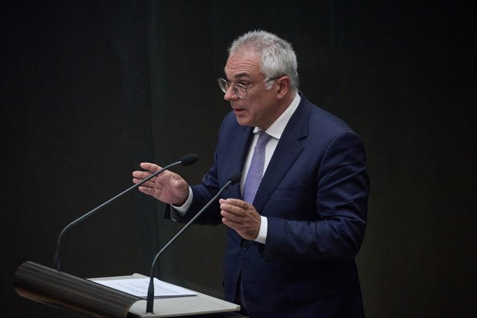 Archivo - El concejal de Carabanchel, Carlos Izquierdo, interviene durante un pleno extraordinario del Ayuntamiento de Madrid, en el Palacio de Cibeles, a 25 de junio de 2024, en Madrid (España). El Pleno del Ayuntamiento de Madrid debate sobre el estado 