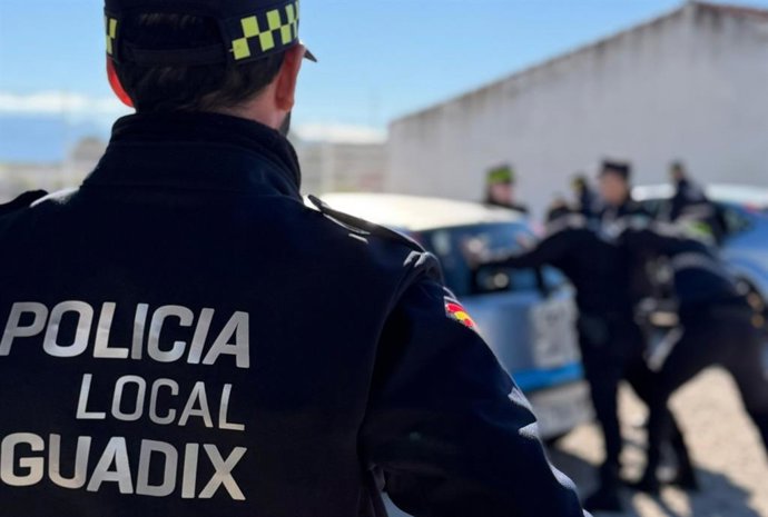 Archivo - Agentes de la Policía Local de Guadix durante una intervención.