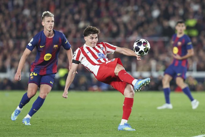 El delantero del Atlético de Madrid Julián Álvarez disputa un balón frente al del FC Barcelona Dani Olmo.