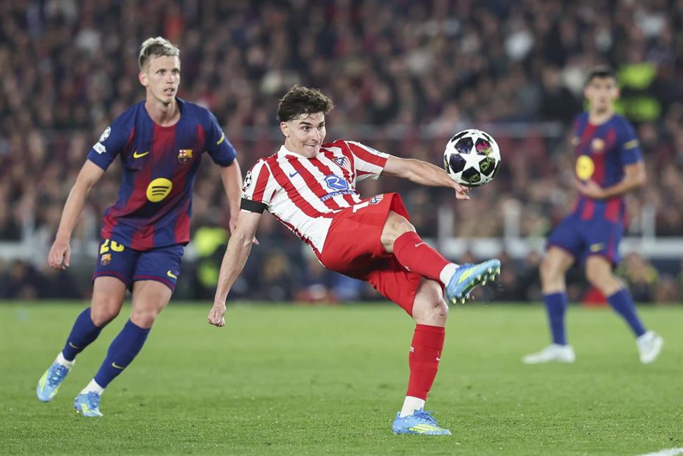 El delantero del Atlético de Madrid Julián Álvarez disputa un balón frente al del FC Barcelona Dani Olmo.