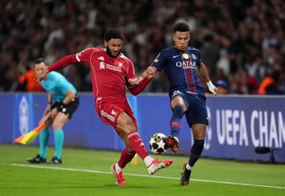 08 April 2026, France, Paris: Liverpool's Joe Gomez (L) and Paris Saint-Germain's Desire Doue battle for the ball during the UEFA Champions League quarter-final first leg soccer match between Paris Saint-Germain and Liverpool at Parc des Princes. Photo: A