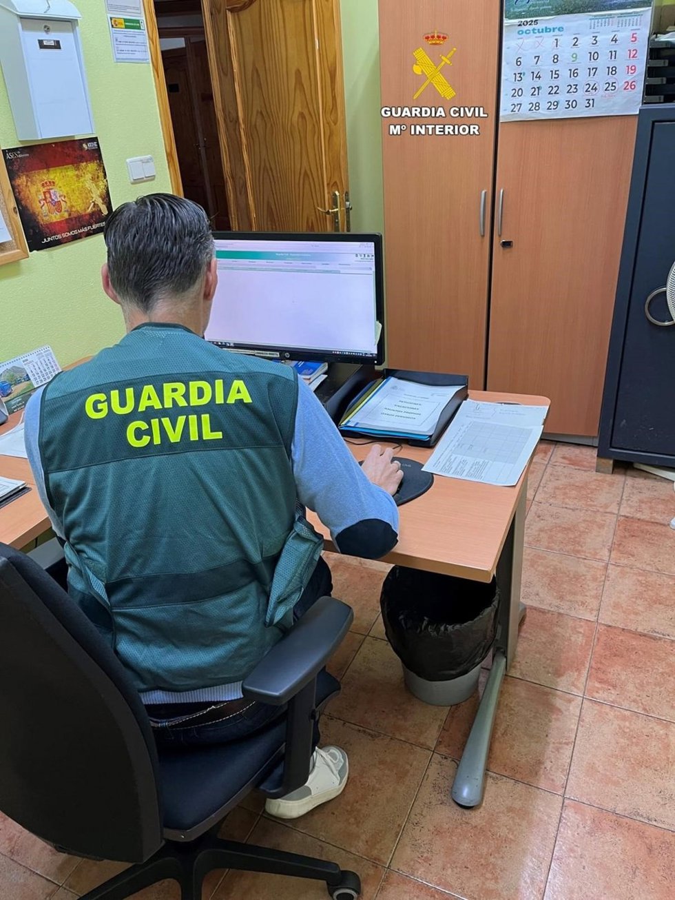 Archivo - Un agente de la Guardia Civil investiga en redes. Foto archivo.