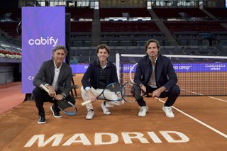 El consejero delegado del Mutua Madrid Open, Gerard Tsobanian; el director general de Cabify, Alberto González; y el codirector del Mutua Madrid Open, Feliciano López