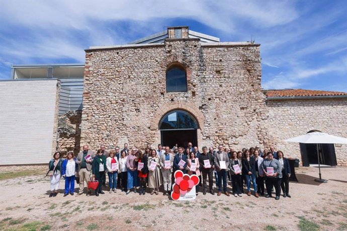 El conseller Vila con los alcaldes y concejales que han asistido al acto.
