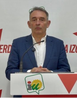 Enrique Santiago en la sede provincial de IU en Córdoba.