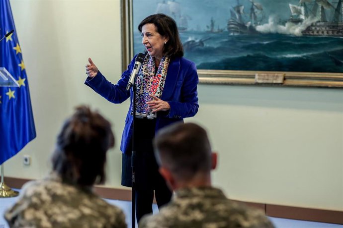 Archivo - La ministra de Defensa, Margarita Robles, interviene en un encuentro informativo con periodistas, en el Ministerio de Defensa, a 10 de noviembre de 2022, en Madrid (España).