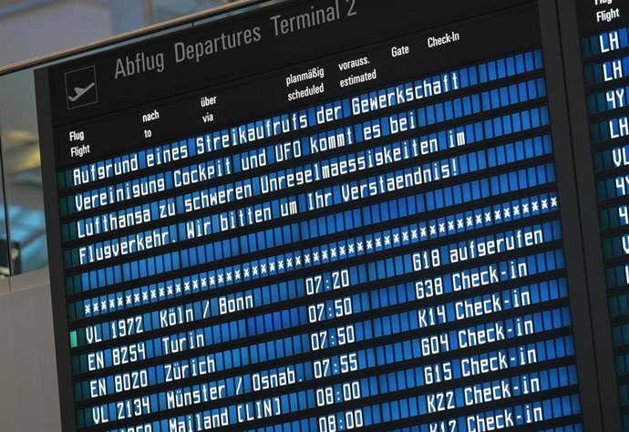 Archivo - 12 March 2026, Hesse, Frankfurt/Main: The departure board at Terminal 2 provides information about the Lufthansa pilots' strike.