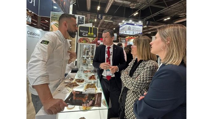 El conseller Òscar Ordeig, la delegada del Govern en Madrid, Núria Marín, y la directora gerente de Prodeca, Dèlia Perpiñà, en el Salón Gourmets 2026 de Madrid