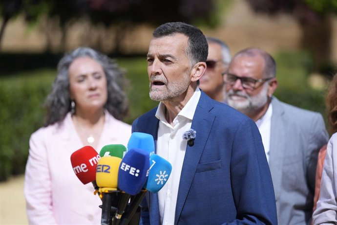 El coordinador federal de Izquierda Unida y candidato de Por Andalucía a la Presidencia de la Junta, Antonio Maíllo, atiende a los medios de comunicación tras presentar en Sevilla a los candidatos de la coalición en todas las provincias para las eleccione