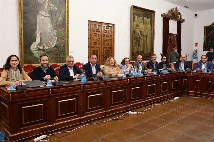 El portavoz del Grupo Socialista en la Diputación de Córdoba y candidato al Parlamento andaluz por la provincia en las Elecciones Andaluzas del 17 de mayo, Esteban Morales, afea los niveles de nitrato en el agua de consumo en Córdoba.